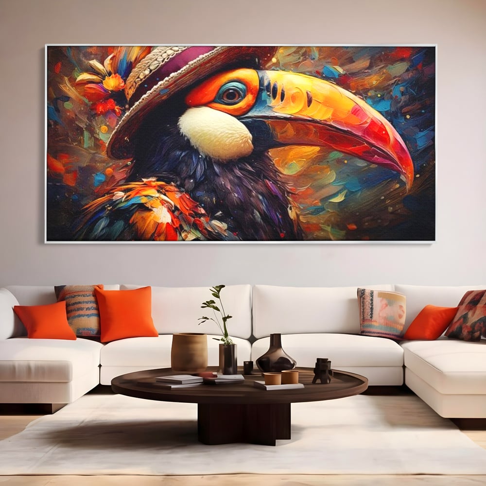 Tablou canvas cu tablou cu portret de tucan cu palarie, in rama de aluminiu argintiu, pe perete intr-un living